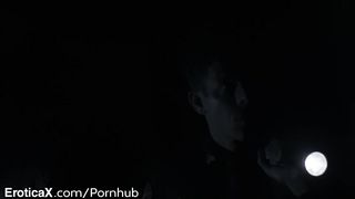 Полицейский нежно трахает Кендру Спейд на диване при свечах