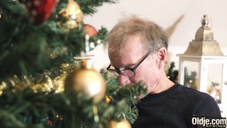 70-летний старик получил еблю с внучкой в подарок на Рождество