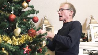 70-летний старик получил еблю с внучкой в подарок на Рождество