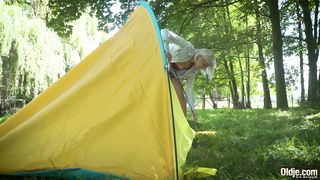 Дедушка уломал внучку на еблю в палатке на пикнике в лесу