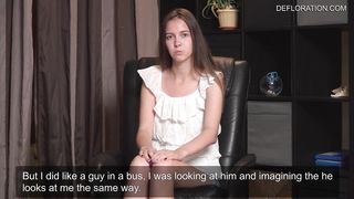 Россиянка Настя растянула пальцами половые губы и показала целку