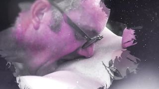 Тинка услышала мольбы пенсионера и трахнулась с ним в парке