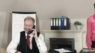 Молодая секретарша сосёт хрен старого босса перед сексом в офисе