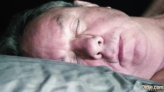 Внучка извращенка попалась на мастурбации и трахнулась с сонным дедом