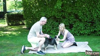 Старый собаковод разводит белобрысую тинку на трах в парке