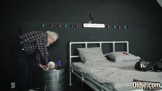 Внучка мирится с дедом во время орала в позе 69 и траха в спальне