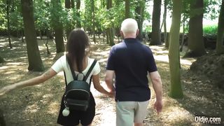 Дедушка поимел внучку в небритую киску в парке, встретив её из универа