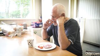 Внучка отсосала хуй деда и трахнулась с ним на кухонном столе вместо завтрака