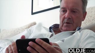 Дед узнал в порно актрисе внучку и уломал её на секс