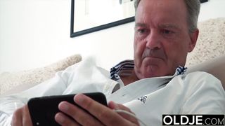 Дед узнал в порно актрисе внучку и уломал её на секс