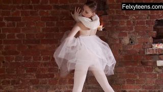 Русская балерина девственница раздевается и танцует голышом у кирпичной стены