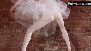 Русская балерина девственница раздевается и танцует голышом у кирпичной стены