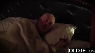 Сонный дед напугал голую внучку в спальне и оттрахал после куни в позе 69