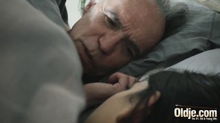 Внучка в черном белье сосёт утренний стояк деда перед сексом в наезднице