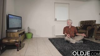 Внучка отвлекла деда от йоги ради глубокого минета в позе 69 и секса на полу