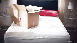 Яркая красотка Джевелз Блю тестирует кровать с хитрым покупателем
