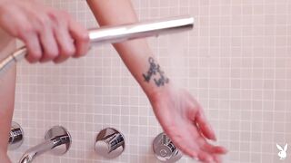 Рыжая милфа Сэди Грей принимает контрастный душ в эросессии Playboy