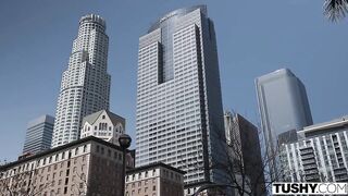 Горячая штучка Томми Кинг занимается аналом с другом в новой квартире