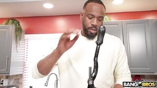 Черный отчим с большим хуем не смог убежать от возбужденной Тины Стар