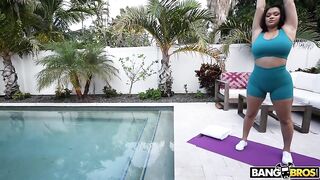 Пухляшка Эшлин Пикс трахнула мелкого шаловливого соседа Спайки Ди