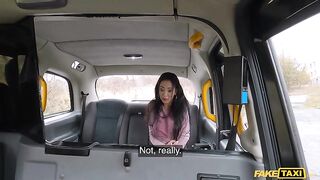 Промокшая до нитки милфа Лаура Фиорентино отогрелась на члене таксиста