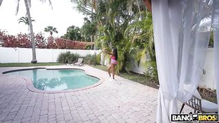 Питер Грин мокает белый батончик в горячий шоколад жопастой Лии Лавли