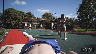 Сексуальный волейбол за спиной друзей с горячей брюнеткой Анаис Аморе