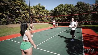 Сексуальный волейбол за спиной друзей с горячей брюнеткой Анаис Аморе