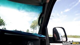 Пляжная красотка Мими Моне показывает глубокий заглот в микроавтобусе