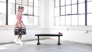 Лесбийская тренировка писечек с фитоняшками Блейк Блоссом и Кейли Ганнер