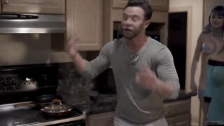 «Крайняя мера»: эпизод 2 - Ожидаемый секс втроем на вечеринке друга