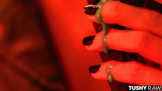 Роскошная брюнетка Армани Блэк показывает высший пилотаж в анале