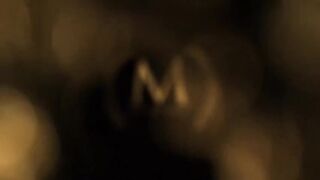 Лесная нимфа в черных чулках Лилли Мэйс мастурбирует в сосновом бору