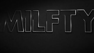 Зрелая парикмахерша Мелоди Минкс трахнула своего любимого клиента