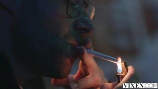 Накачанный телохранитель охраняет писечку известной певицы Вайолет Майерс