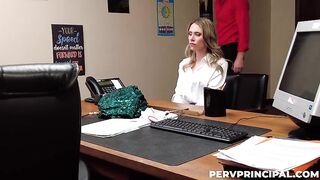 Зрелая королева бала Аня Олсен трахается с ректором колледжа ради дочери