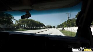 Крошка с рабочей попой Харпер Мэдисон зарабатывает аналом в микроавтобусе