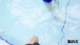 Инструктор по аквааэробике Молли Литтл трахается в бассейне на занятии