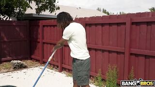 Черный чистильщик бассейнов трахает милфу с огромными дойками Кайлани Кай