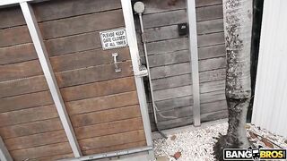 Новая служанка Анаис Аморе оказывает секс услуги за дополнительную плату