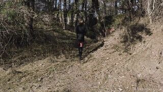 Извращенка в очках Лола Т мастурбирует в своем секретном месте в лесу