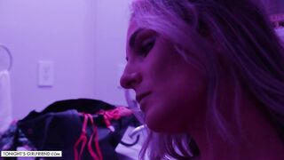Зрелая порнозвезда Мэнди Рея за деньги удовлетворила своего фаната