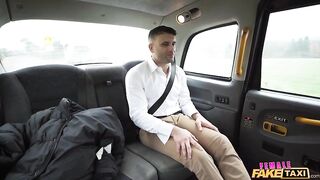 Пассажир чешского такси получил скидку за хороший трах таксистки Зузу Свит