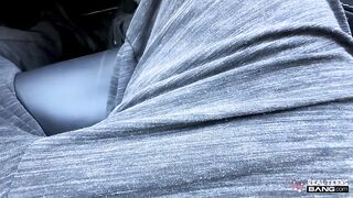 Молодая зубрилка в очках Мэдисон Уайлд трахается в отеле с незнакомцем