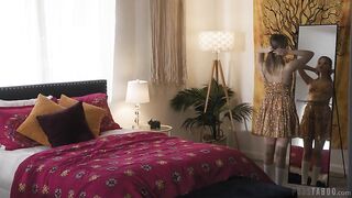 Пояс верности не спас киску девчонки Коко Лавлок от члена ее отчима