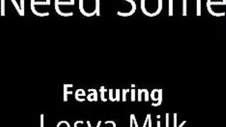 Игривая русская Леся Милк вместо уборки занялась мастубацией на кухне