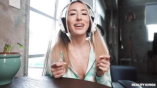 Игровая стримерша Свит София пригласила на секс топ донатера месяца