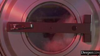 Зрелая мадемуазель Пенни Барбер соблазнила мужчину на секс в прачечной