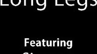 Грудастая леди в красном платье и чулках Саймонн дрочит перед свиданкой