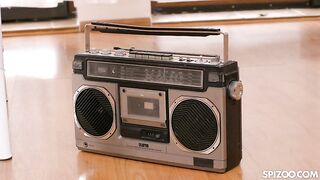 Рыжая балерина Лина Джой прервала тренировку на секс с любимым мужчиной